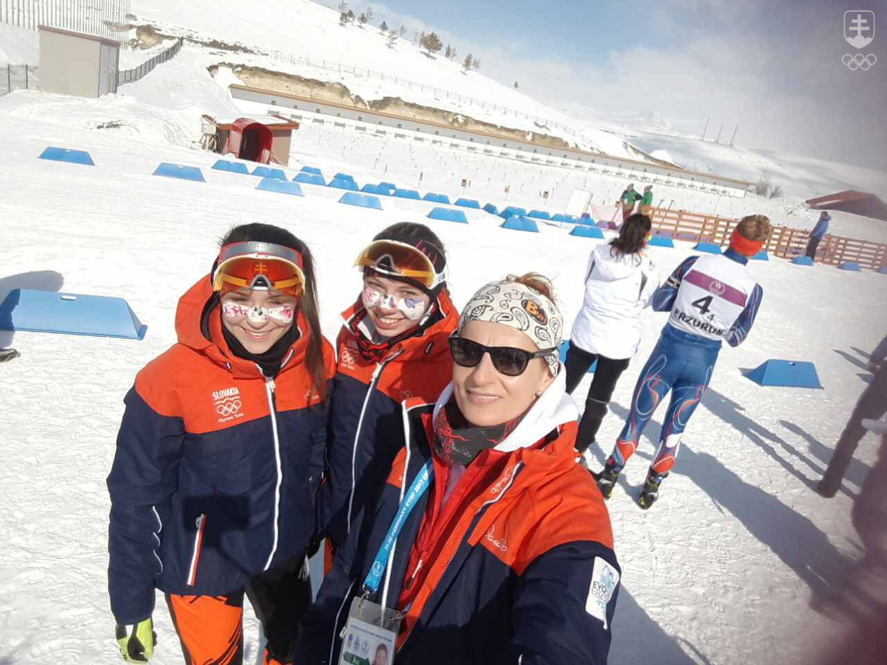 Olympijská atašé Martina Halinárová spolu s našimi biatlonistkami zľava Veronika Haidelmeierová s Henrietou Horvátovou. FOTO: MARTINA HALINÁROVÁ