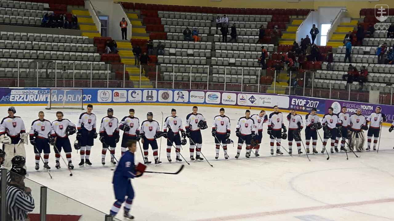 Radosť mladých Slovákov po skončení zápasu. FOTO: MARTINA HALINÁROVÁ