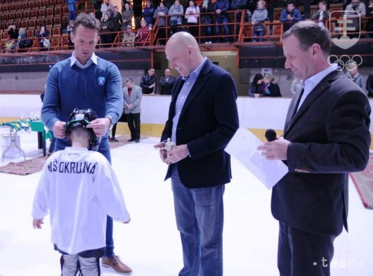 Na snímke pri oceňovaní maličkých hokejistov zľava riaditeľ spoločnosti Pro-Hokej Richard Lintner, prezident SOV Anton Siekel a riaditeľ HK Levice Slavomír Brza. FOTO: TASR