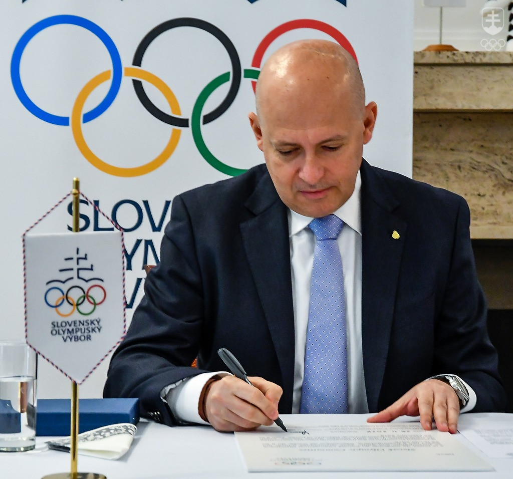 Prezident SOV Anton Siekel pri podpise prihlášky na ZOH 2018. FOTO: JÁN SÚKUP