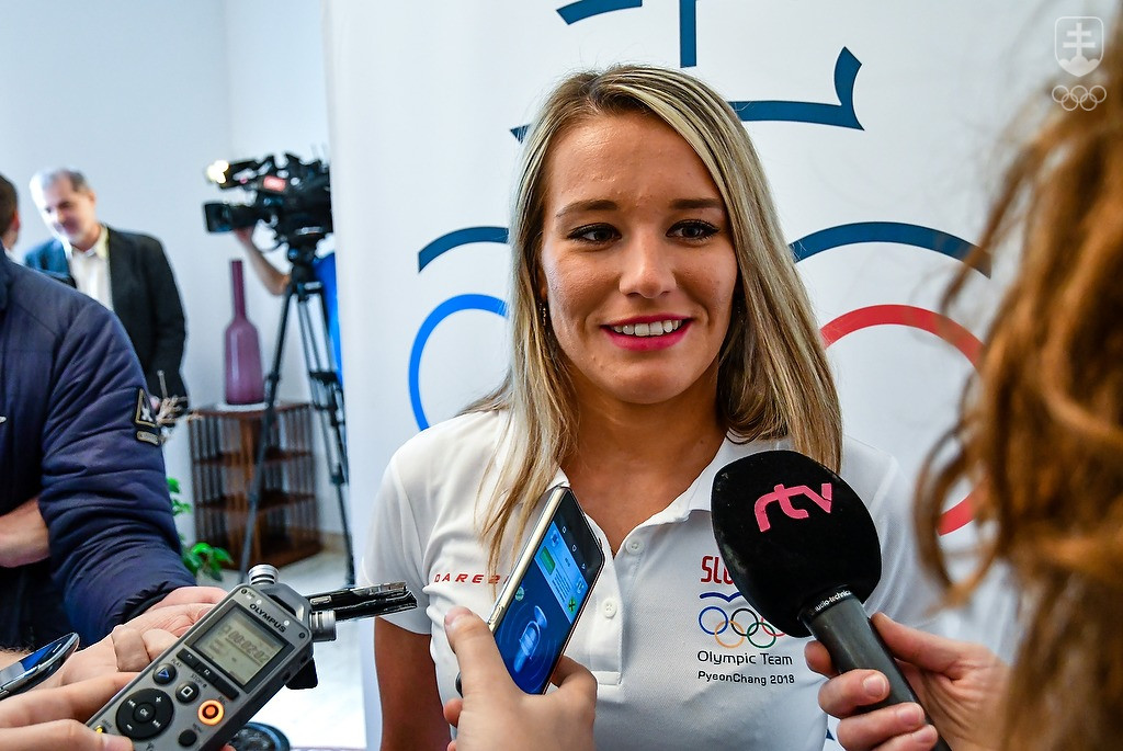 Olympionička Paulína Fialková po podpise prihlášky na ZOH 2018 poskytla viacero rozhovorov slovenským médiám. FOTO: JÁN SÚKUP