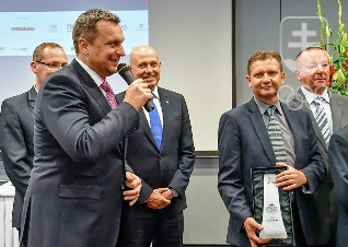 Všetkým laureátom zablahoželal a na záver slávnosti sa im poďakoval predsedas Národnej rady SR Andrej Danko. FOTO: JÁN SÚKUP