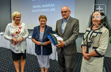 Pavol Horňák s členkami kolégia Klubu fair play SOV (zľava) Jankoiu Stašovou, Zuzanou Wisterovou a Katarínou Ráczovou. FOTO: JÁN SÚKUP