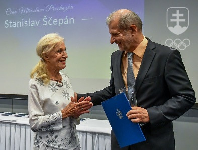 Cenu Mira Procházku odovzdala jeho manželka Mária Kráľovičová Stanovi Ščepánovi. FOTO: JÁN SÚKUP