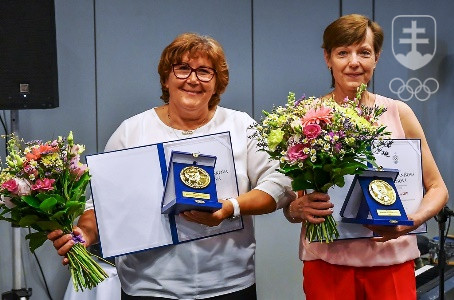 Dve bývalé popredné hádzanárky s Medailou SOV - Katarína Beňušková-Lamrichová a Marta Pernišová-Pӧsová. FOTO: JÁN SÚKUP