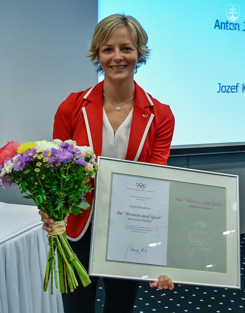 Ivana Motolíková s diplomom MOV Žena a šport. FOTO: JÁN SÚKUP