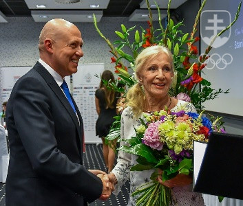Medzi významnými hosťami bola herecká legenda Mária Kráľovičová, ktorej k nedávnemu veľkému životnému jubileu zablahoželal Anton Siekel. FOTO: JÁN SÚKUP