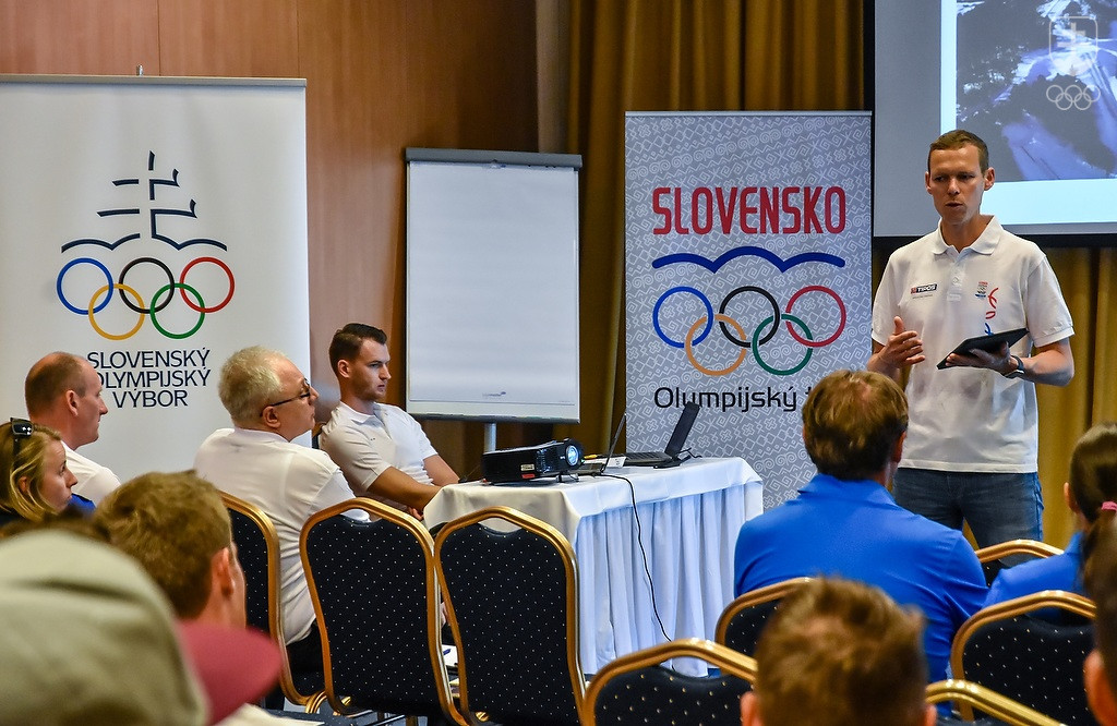 Momentka z prednášky Mateja Tótha, ktorý prezentoval pôsobenie komisie športovcov SOV. FOTO: JÁN SÚKUP