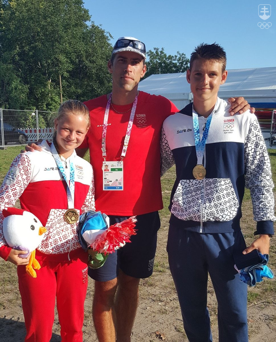 Naši zlatí kanoisti Lucia Valová a Eduard Strýček s trénerom Mariánom Ostrčilom.