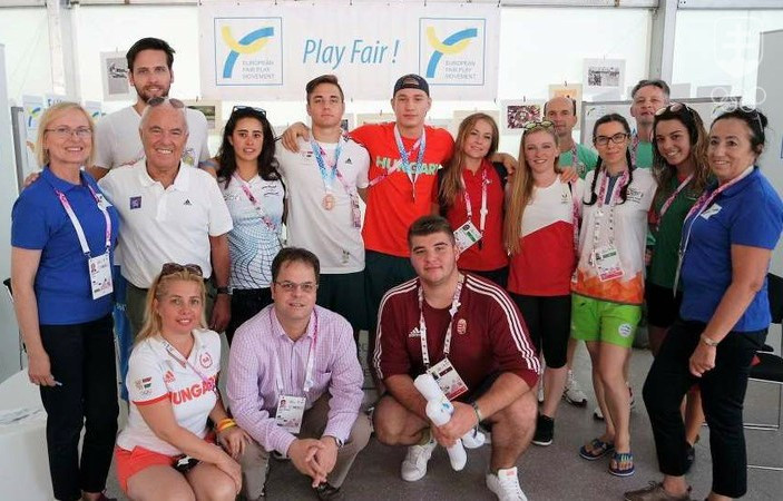 Spoločná fotografia mladých ambasádorov EYOF a úspešných účastníkov podujatia so zástupcami medzinárodného hnutia fair play.