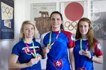 Všetky tri naše medailistky na spoločnej fotografii - zľava Ingrida Suchánková, Veronika Cmarová a Monika Chochlíková. FOTO: TASR/PAVEL NEUBAUER