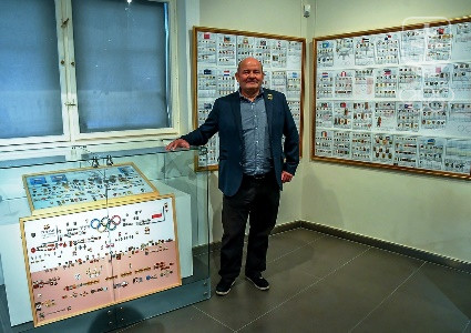 Branislav delej na veľtrhu ponúka odznaky,ktoré má navyše, ale na výstave Nájdi si svoje hobby! vystavuje unikátnu zbierku približne 6000 odznakov všetkých národných olympijských výborov. FOTO: JÁN SÚKUP