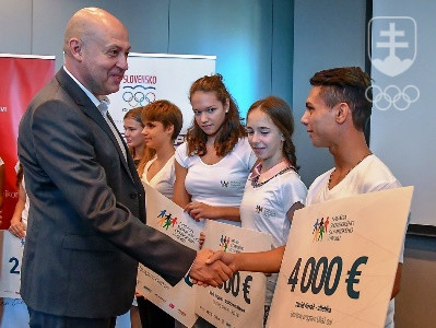 Najviac hlasov od verejnosti získal mladý chodec Daniel Kováč, ktorému prezident SOV Anton Siekel odovzdal symbolický šek na 4 000 eur. FOTO: JÁN SÚKUP
