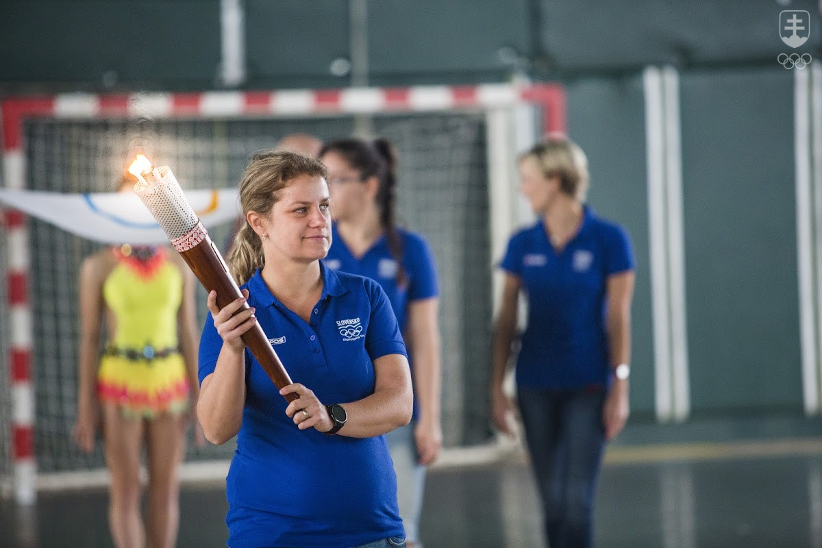 Olympijský oheň priniesla dvojnásobná strieborná olympijská medailistka v športovej streľbe Zuzana Rehák Štefečeková. FOTO: SOV