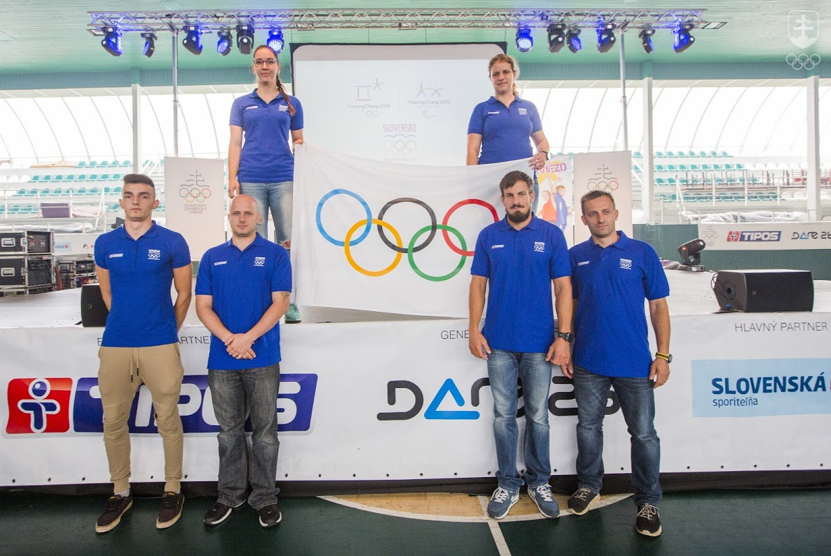 Olympionici a ďalší športovci pred olympijskou vlajkou. FOTO: SOV