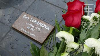 Tabuľka na pamätníku, pripomínajúca Evu Šuranová. FOTO: TASSR/ERIKA ĎURČOVÁ