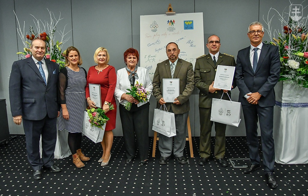 Ocenenia si prevzali aj organizátori Olympijskej kvapky krvi z Košíc, Šamorína i z Banskej Bystrice. FOTO: JÁN SÚKUP