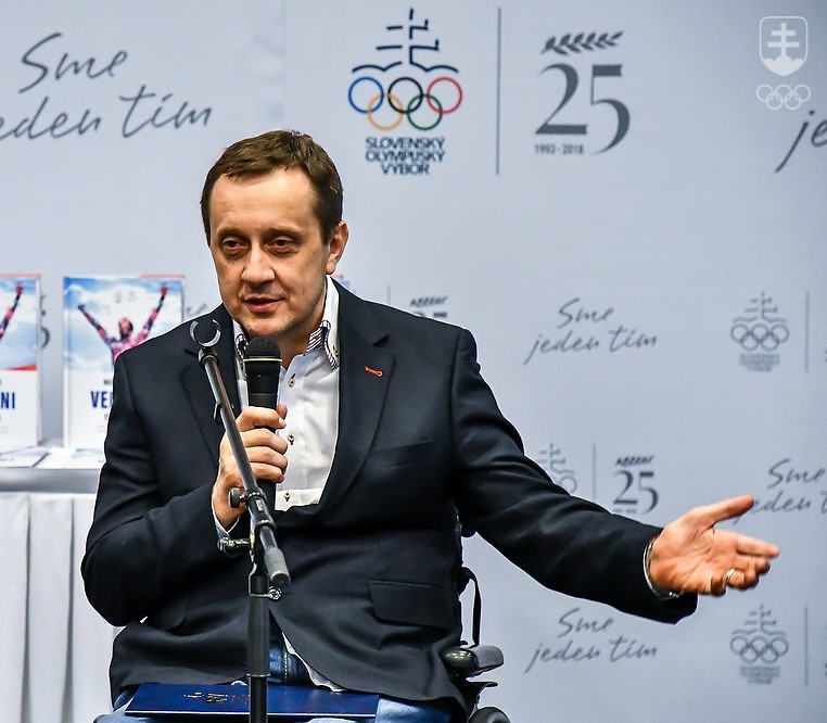 Medzi gratulantmi bol aj predseda Slovenského paralympijského výboru Ján Riapoš. FOTO: JÁN SÚKUP