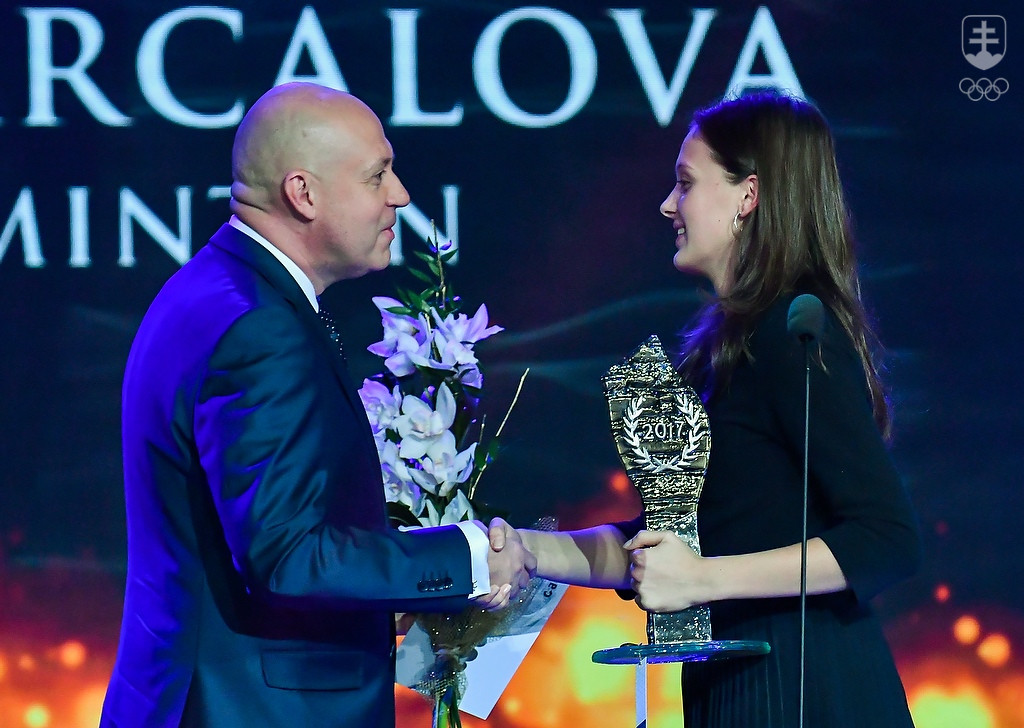 Prezident SOV Anton Siekel a ocenená juniorka Mia Tarcalová. FOTO: JÁN SÚKUP