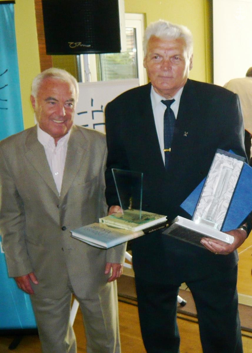 Anton Švajlen (vpravo) ako laureát Ceny Jána Popluhára, ktorú mu v Liptovskom Mikuláši odovzdal prezident Medzinárodného výbor fair play Jenӧ Kamuti. FOTO: ĽUBOMÍR SOUČEK