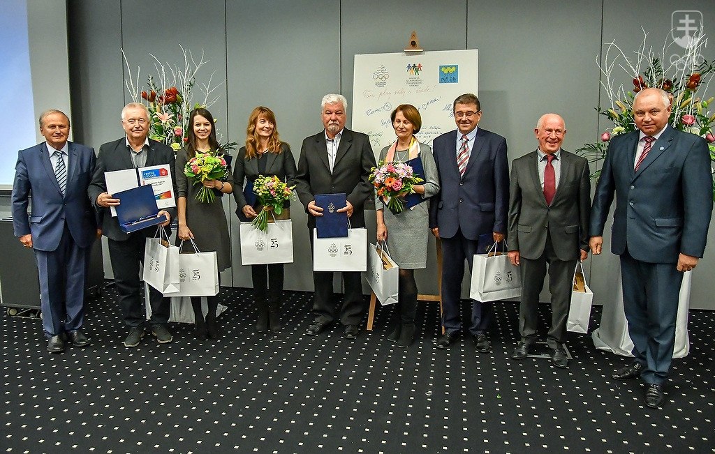 Čestné uznania za spoluprácu si od SOV prevzali členovia ústrednho štábu Olympijských festivalov Slovenska. FOTO: JÁN SÚKUP