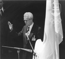 Vladimír Černušák pri skladaní sľubu člena MOV na zasadnutí MOV v roku 1982 v Ríme. FOTO: ARCHÍV MOV