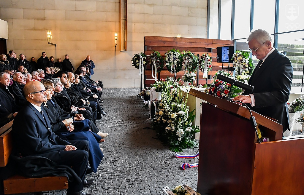 Na pohrebe v Krematóriu za celú športovú obec prehovoril čestný predseda SOV František Chmelár. FOTO: JÁN SÚKUP