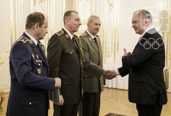 Nový brigádny generál vo výslužbe Ivan Čierny pri prijímaní gratulácie od prezidenta SR Andreja Kisku. FOTO: TASR/Dano Veselský