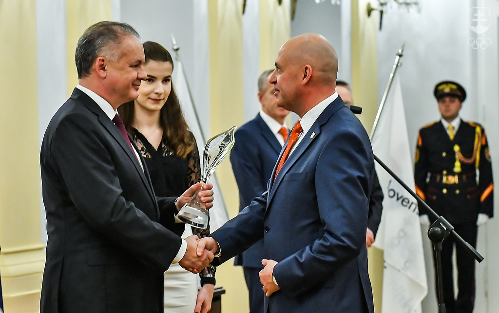Prezident SR Andrej Kiska si prevzal od prezidenta SOV Antona Siekela dar v podobe krištáľového umeleckého diela. FOTO: JÁN SÚKUP