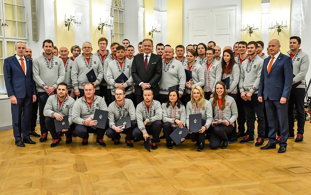 Prezident SR Andrej Kiska v spoločnosti slovenských olympionikov a predstaviteľov SOV. FOTO: JÁN SÚKUP