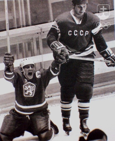 Na ZOH 1968 v Grenobli Golonka ako kapitán priviedol tím ČSSR k striebru, aj k víťazstvu 5:4 nad dovtedy suverénnym tímom ZSSR. Na snímke z tohto zápasu radosť Golonku z gólu a smútok obrovitého obrancu Ragulina. FOTO: ARCHÍV