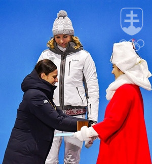 Anastasiu Kuzminovú dekorovala striebornou medailou členka MOV na Slovensku Danka Barteková. FOTO: JÁN SÚKUP, SOV
