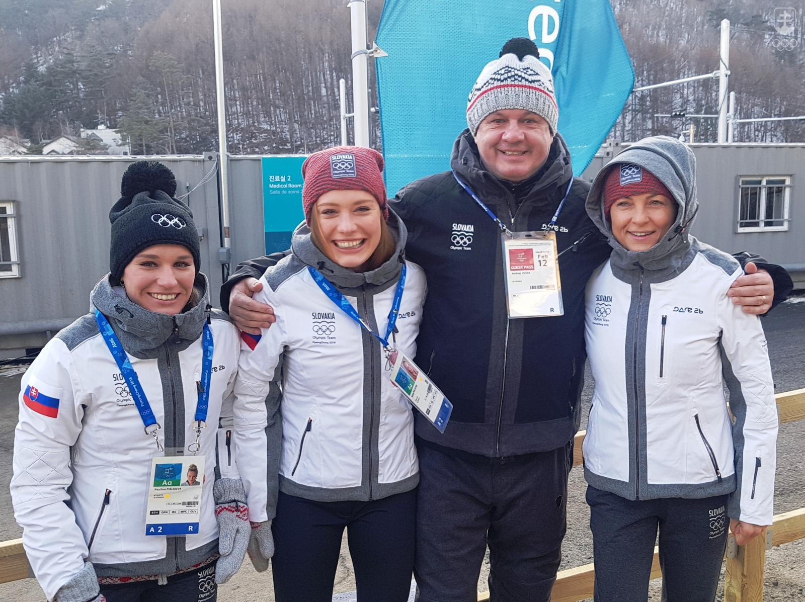 S biatlonistkami Paulínou a Ivonou Fialkovými a s ich trénerkou Annnou Murínovou. FOTO: SOV