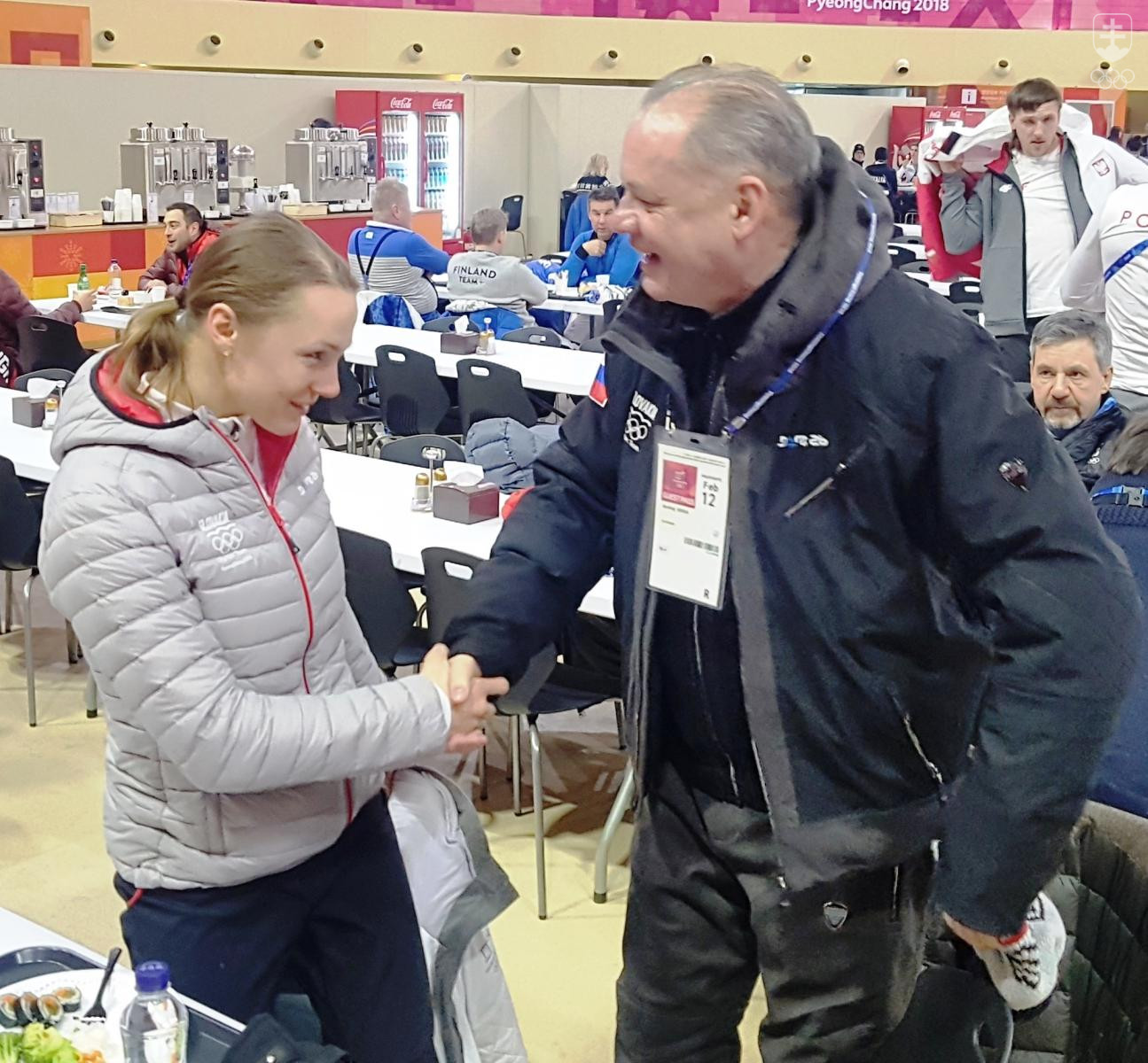 V jedálni horskej olympijskej dediny sa prezident Kiska pozdravil so zjazdárkou Barborou Kantorovou, ktorá kedysi lyžovala spolu s jeho dcérou. FOTO: SOV
