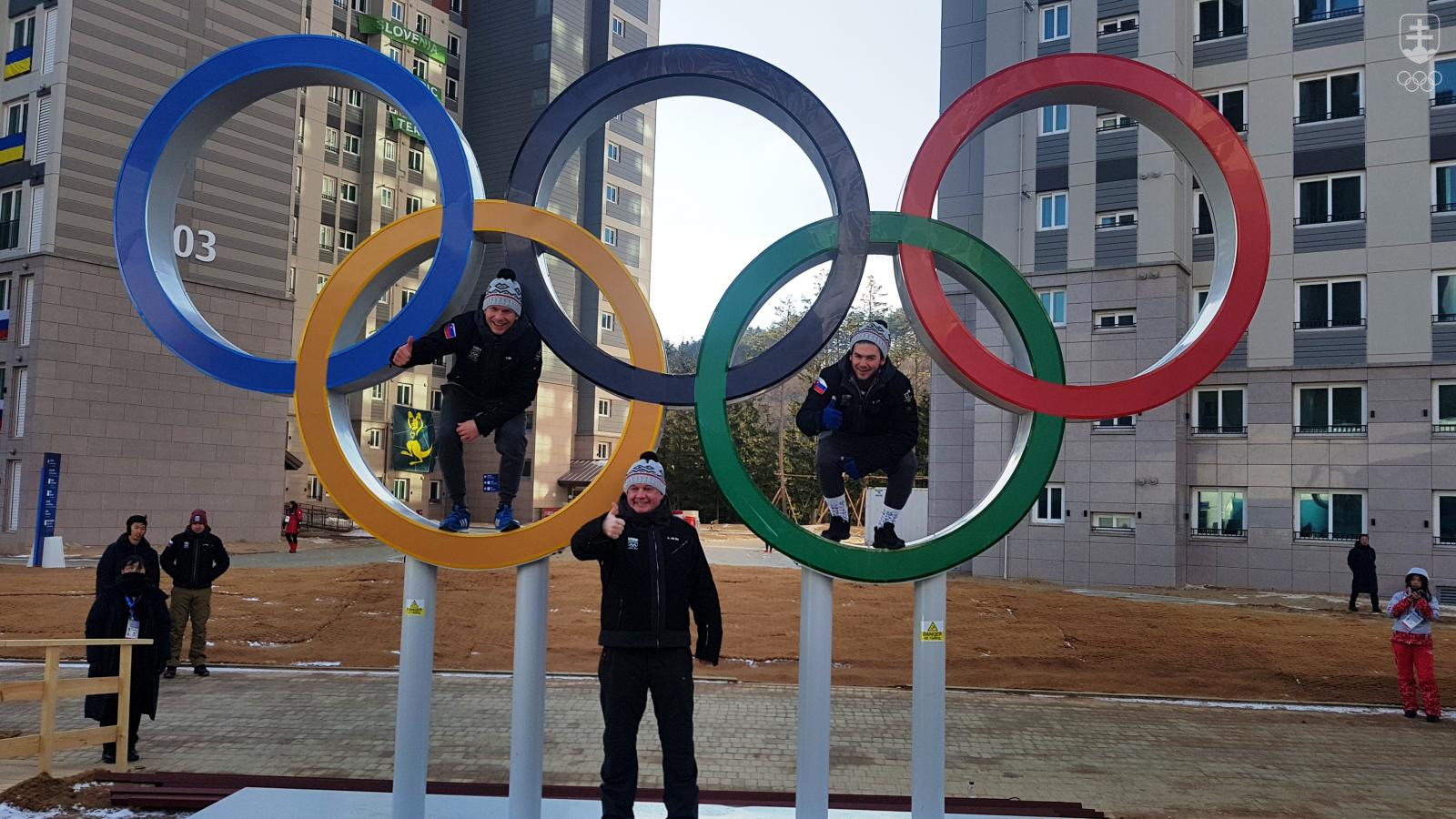 S bratmi Adamom a Andreasom Žampovcami sa Sndrej Kiska odfotografoval pri veľkých olympijských kruhoch. FOTO: SOV