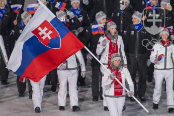Slovenskú zástavu niesla zjazdárka Veronika Velez Zuzulová. FOTO: TASR/MICHAL SVÍTOK