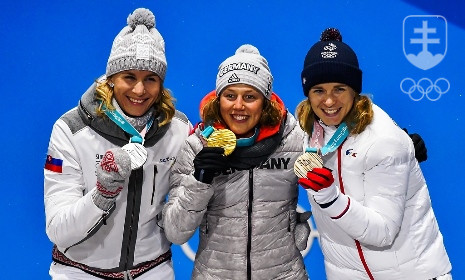 Truo medailitiek zo stíhacích pretekov biatlonistiek na 10 km - zľava Kuzminová, Nemka Dahlmeierová a Francúzka Bescondová. FOTO: JÁN SÚKUP, SOV