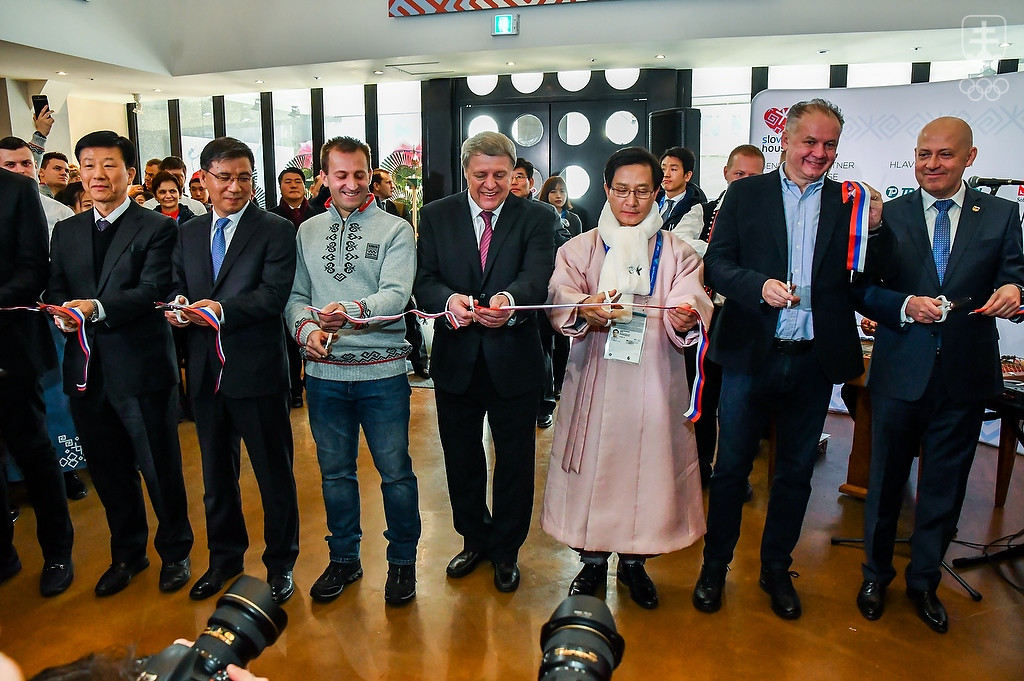 Momentka zo slávnostného otvorenia Slovenského domu. FOTO: JÁN SÚKUP