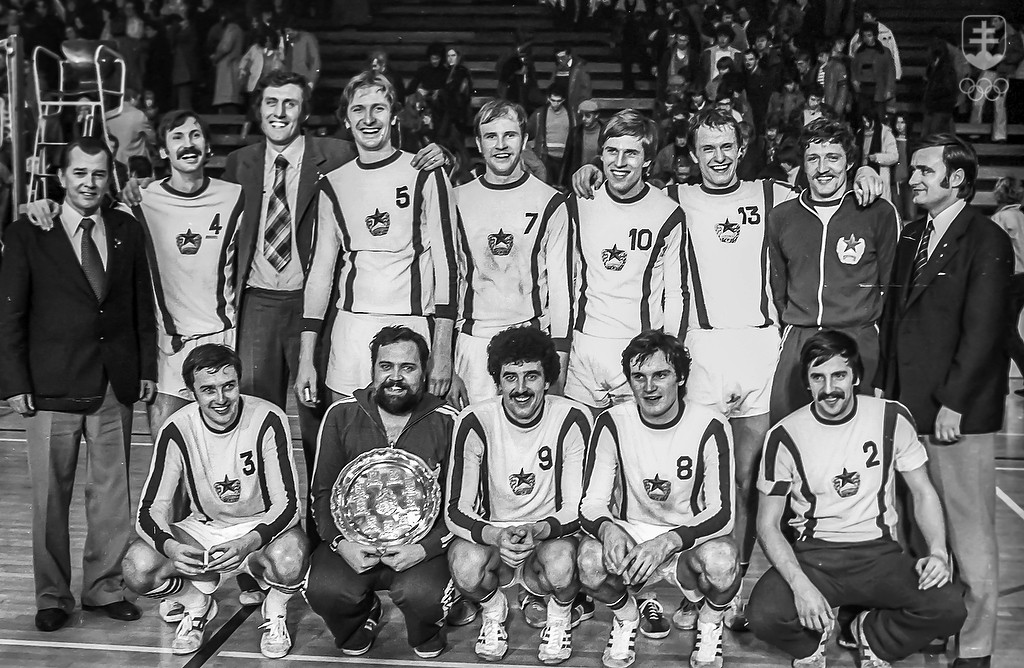 Ján Súkup st. (celkom vľavo) na fotografii s volejbalistami ČH Bratislava v ére, keď tento klub patril k najlepším v Európe. FOTO: ARCHÍV