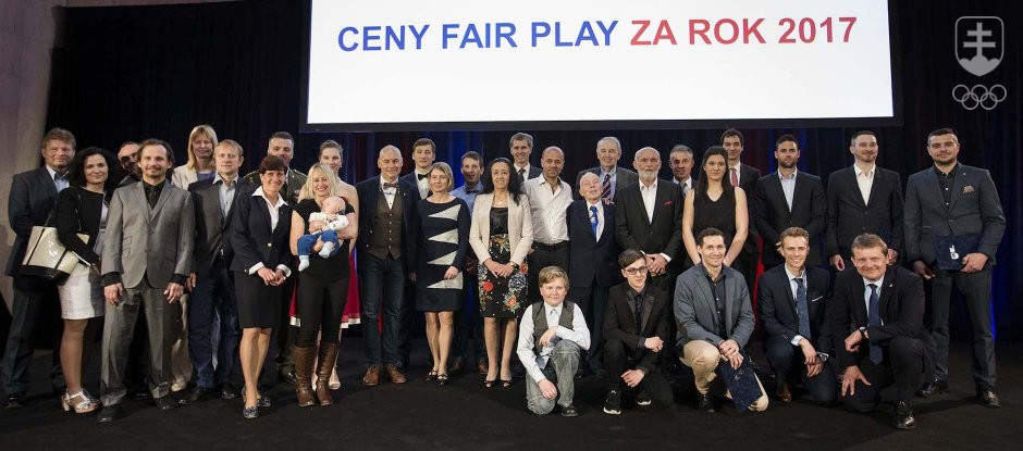 Spoločná fotografia laureátov ocenení KFP ČOV s členmi vedenia klubu. FOTO: ČOV, MARKÉTA NAVRÁTILOVÁ