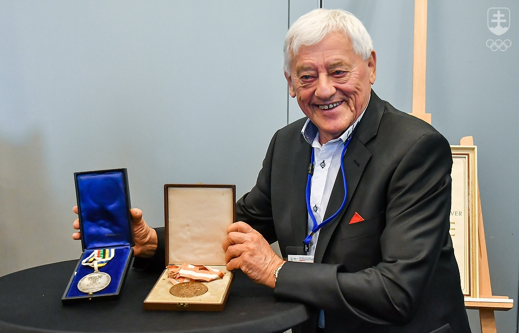 Legendárny Jozef Golonka s oboma svohjimi olympijskými medailami. FOTO: JÁN SÚKUP