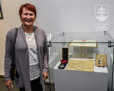 Jubilantka Marika Némethová.Krajčírová pred vitrínou s jej striebornou medailou z OH 1968. FOTO: JÁN SÚKUP