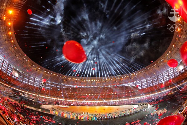 Momentka z pompézneho záverečneho ceremoniálu Európskych hier 2015 v Baku. FOTO: TASR/AP