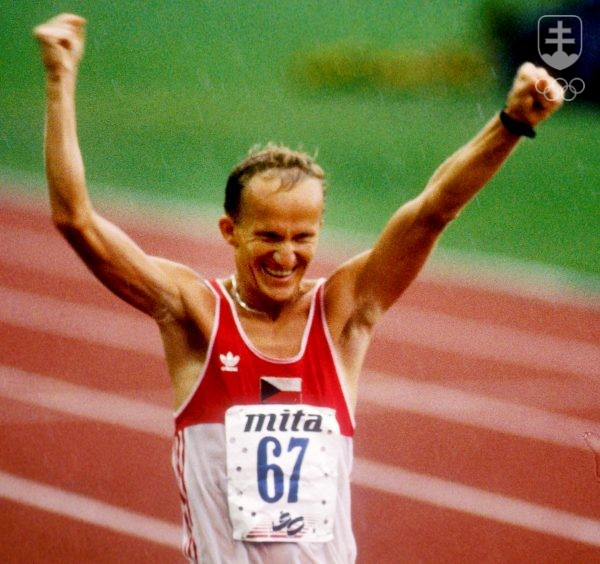 Pavol Blažek a jeho radosť zo zisku titulu majstra Európy 1990 v chôdzi na 20 km. FOTO: ŠTART