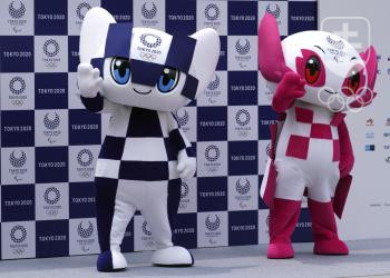 Modro-biely Miraitowa (vľavo) bude maskotom OH, zatiaľ čo bielo-ružový Someity (vpravo) bude tvárou paralympiády. FOTO: TASR/AP