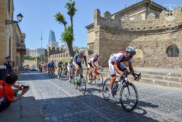 Cyklisti v Baku súťažili aj v uliciach starého mesta. FOTO: JÁN SÚKUP