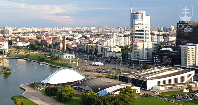 Pohľad na časť Minska z 22. poschodia hotela Belarus, v popredí tri športoviská. FOTO: ĽUBOMÍR SOUČEK