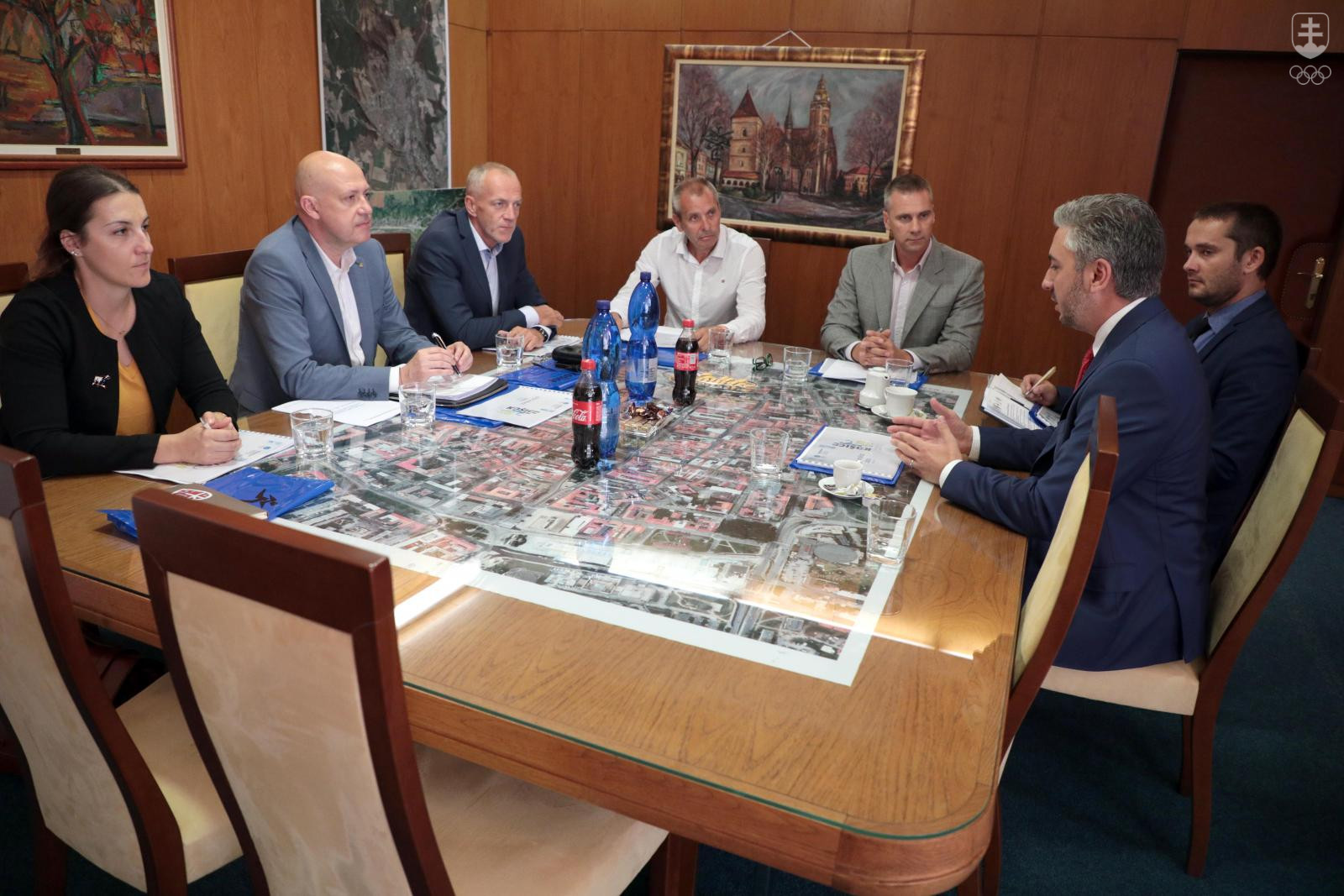Spoločná fotografia z rokovania zástupcov SOV (vľavo), mesta Košice (v strede) a Košického samosprávneho kraja. FOTO: MESTO KOŠICE