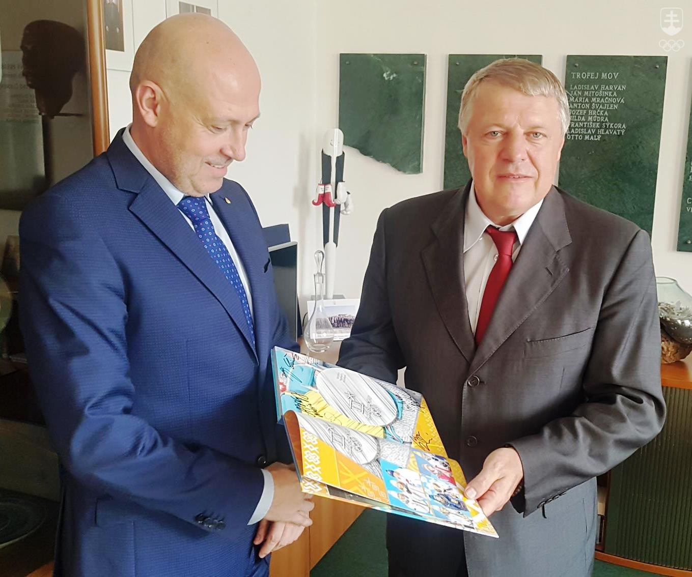 Veľvyslanec Milan Lajčiak sa potešil aj knihe PJONGČANG 2018, ktorá mu bude pripomínať tohtoročné ZOH. FOTO: SOV/ĽUBOMÍR SOUČEK