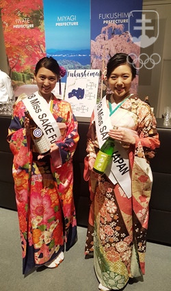 Život vo Fukušime a v regióne Tohoku sa už vrátil do normálu, na recepcii bola aj Miss saké Fukušima... FOTO: ĽUBOMÍR SOUČEK